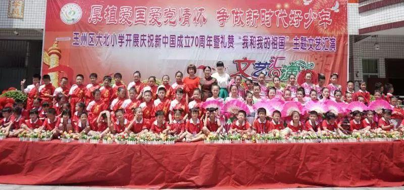 宋轶和妈妈到新加坡探亲,和表哥表嫂一家吃饭,抱着小侄子好温馨